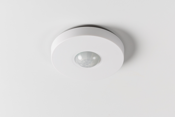 Senzor gibanja, montiran na strop