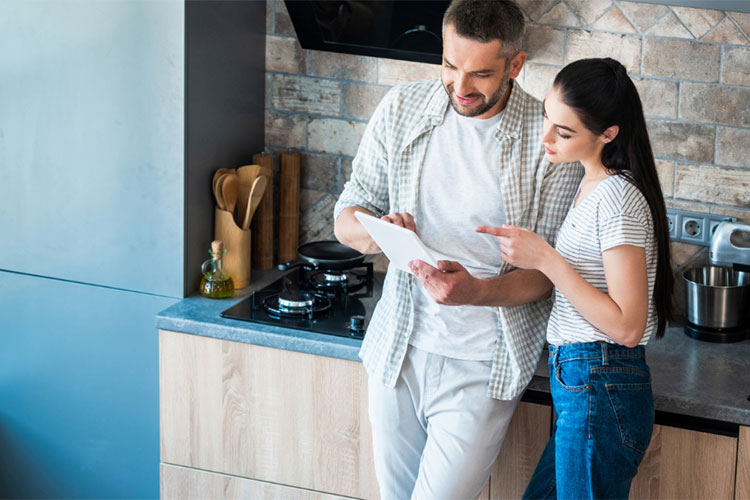 Moski in zenska prek tablice upravljata pametno hiso