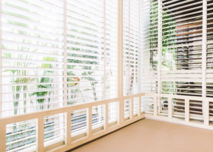 Pametna hisa z avtomatskimi sencili.