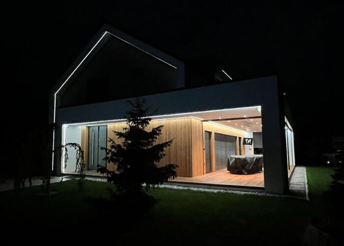 Smart home z avtomatskim upravljanjem.