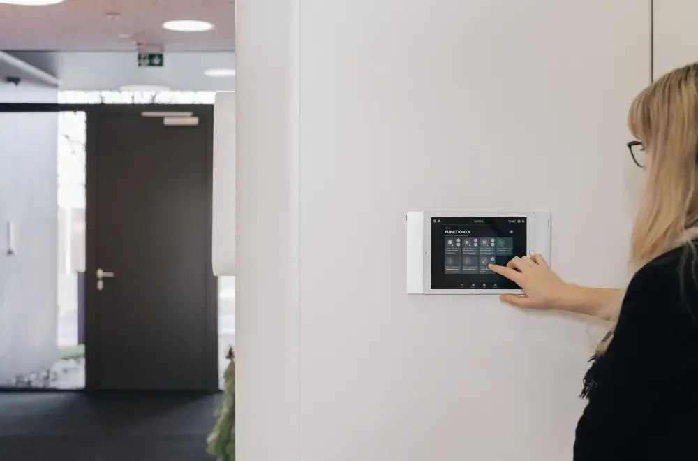 Upravljanje sistema Loxone je otročje lahko preko ukazov, ki jih sprožimo na tablici. Sistem omogoča raznovrstne funkcionalnosti.