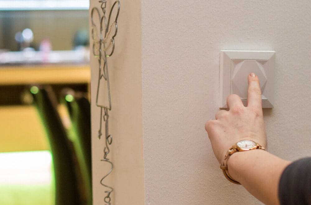 Kako se pametna stikala ločijo od navadnih? S pametnimi in naprednimi funkcijami.