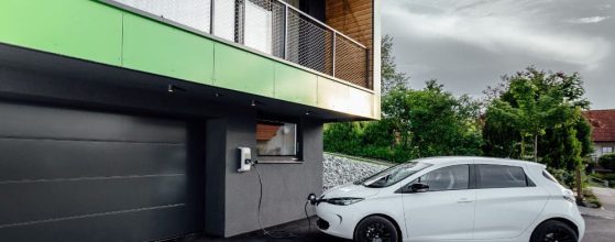 Domača polnilna postaja za električna vozila Loxone. Na sliki primer polnjenja Renault Zoe z domačo polnilno postajo Loxone.